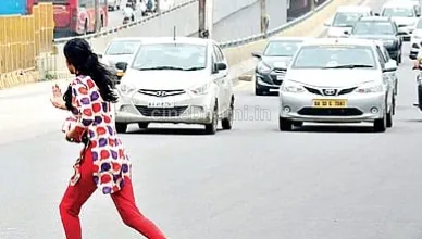 അയനിക്കാട് റോഡ് മുറിച്ചുകടക്കവെ കാറിടിച്ചു; വയോധികന് ഗുരുതര പരിക്ക്