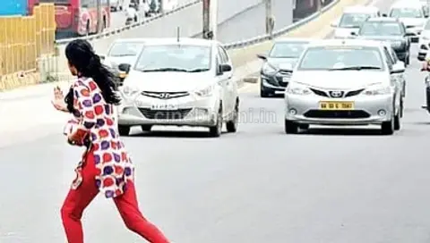 അയനിക്കാട് റോഡ് മുറിച്ചുകടക്കവെ കാറിടിച്ചു; വയോധികന് ഗുരുതര പരിക്ക്