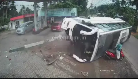 കൂത്താട്ടുകുളം കാക്കൂറിൽ വിവാഹ സംഘം സഞ്ചരിച്ച ബസ് മറിഞ്ഞു; 40 പേർക്ക് പരിക്ക്, അഞ്ചുപേരുടെ നില ഗുരുതരം