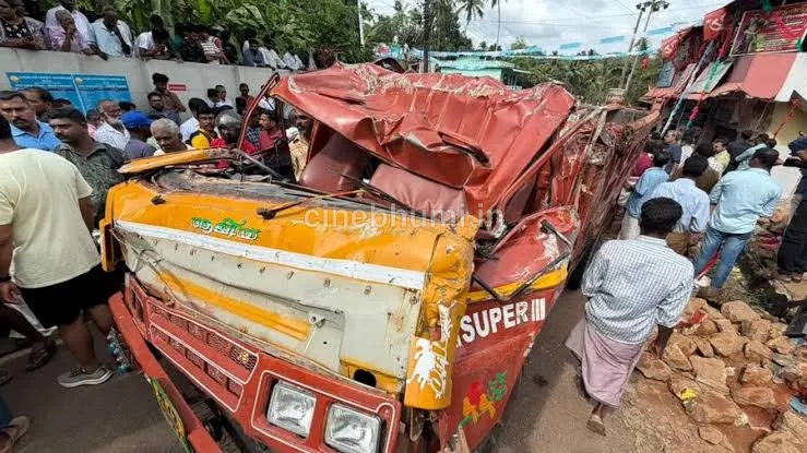 വളാഞ്ചേരി വട്ടപ്പാറയിൽ ലോറി മറിഞ്ഞ് അപകടം : രണ്ടാൾ മരിച്ചു