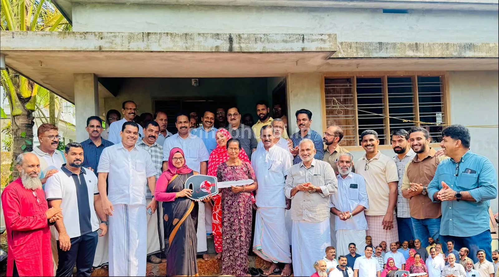 ജനകീയ പങ്കാളിത്തത്തോടെ നിർമിച്ച വീടിന്റെ താക്കോൽ കൈമാറി