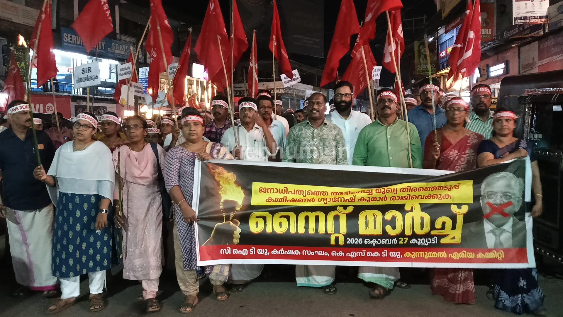 ഗ്യാനേഷ് കുമാറിന്റെ രാജി ആവശ്യപ്പെട്ട് കുറ്റ്യാടിയിൽ നൈറ്റ് മാർച്ച്